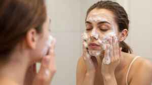 Best-Rated Hydrating Facial Cleansers For Dry Skin To Soothe And Repair Its Texture